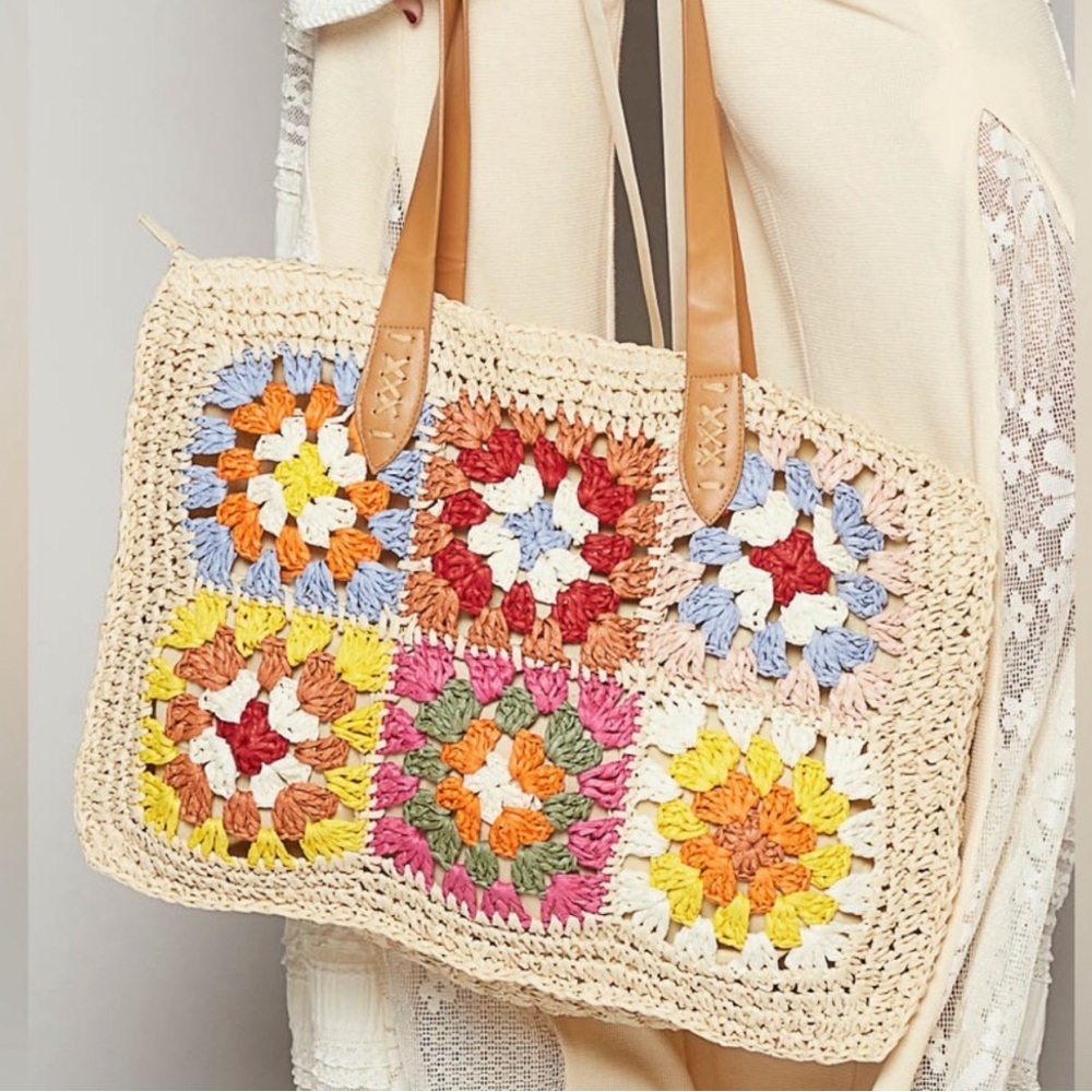 POL GRANNY SQUARE THE BEACH READY CROCHET BEACH TOTE IN SAND IN OLIVE MULTI EUC